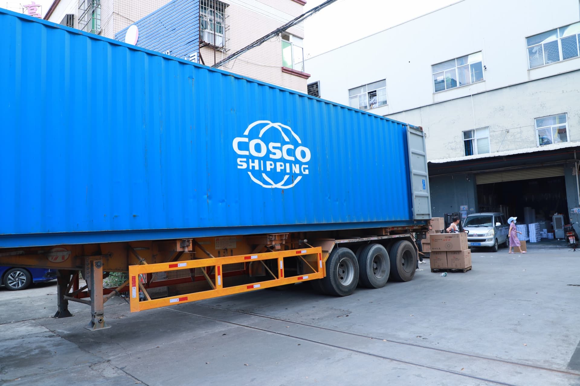 Cajas de exportación apiladas de plafones LED terminados listos para la carga del contenedor en el almacén de producto terminado de Awta en Guangdong, China — ilustrando la capacidad real de fábrica de origen para compradores extranjeros.