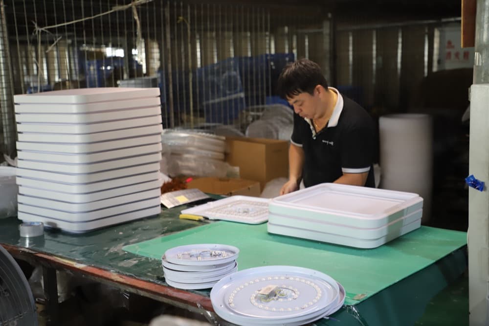 Base metálica terminada para plafón LED en fábrica, mostrando espesor, posición de orificios, calidad de recubrimiento y ensamblaje antes del montaje final.